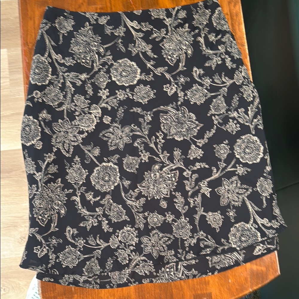 EUC T. Garment Gray and White floral tea Skirt for Casual or work Wear